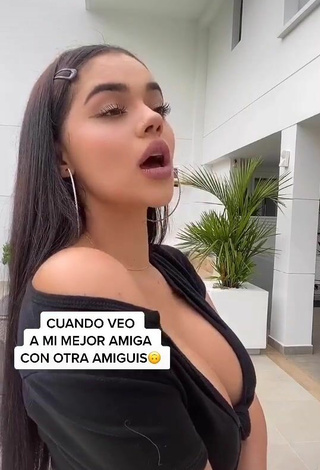 3. Sexy Nathalia Segura Mena Shows Cleavage