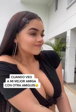4. Sexy Nathalia Segura Mena Shows Cleavage
