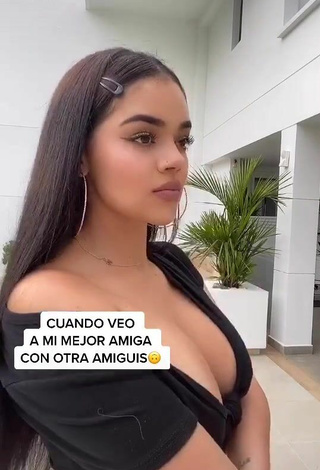 5. Sexy Nathalia Segura Mena Shows Cleavage