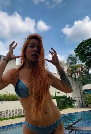 4. Cute Lara Silva Shows Cleavage in Blue Bikini at the Swimming Pool