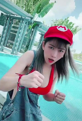 3. Sexy Lê Bống Shows Cleavage in Red Crop Top at the Swimming Pool