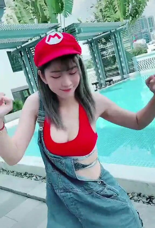 5. Sexy Lê Bống Shows Cleavage in Red Crop Top at the Swimming Pool