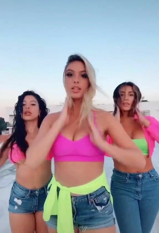 4. Sexy Lele Pons Shows Cleavage in Crop Top