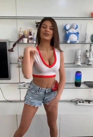 5. Sexy Lera Izumrud Shows Cleavage in Crop Top