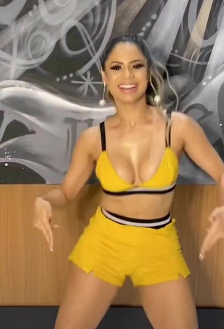 2. Sweetie Lea Araujo Shows Cleavage in Yellow Crop Top