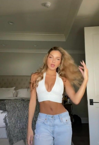 4. Sexy Lexi Rivera Shows Cleavage in White Crop Top