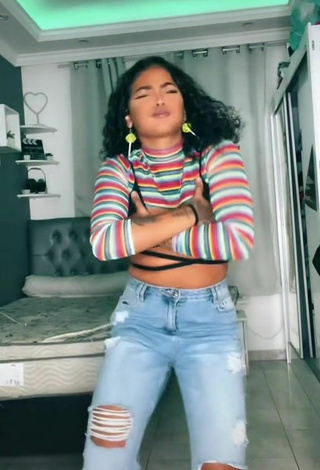 2. Sexy Lisandra Barcelos Shows Cleavage in Black Crop Top