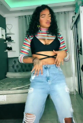 5. Sexy Lisandra Barcelos Shows Cleavage in Black Crop Top