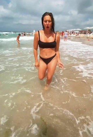 Sexy Liza Shows Legs at the Beach