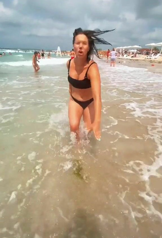2. Sexy Liza Shows Legs at the Beach