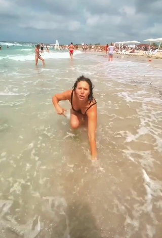 3. Sexy Liza Shows Legs at the Beach