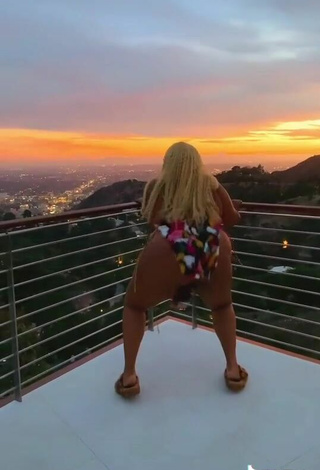 2. Cute Lizzo Shows Big Butt on the Balcony