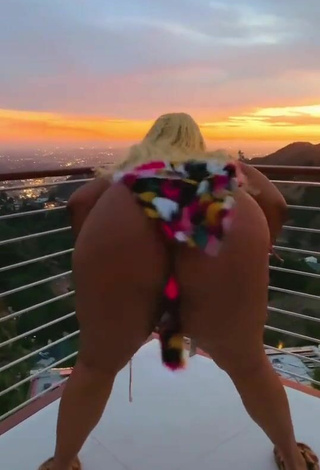 3. Cute Lizzo Shows Big Butt on the Balcony