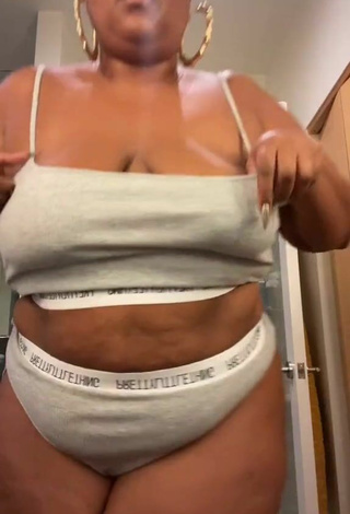 Sexy Lizzo Shows Big Butt