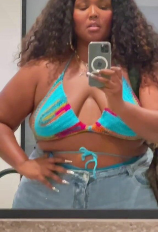 Hot Lizzo Shows Cleavage in Bikini Top
