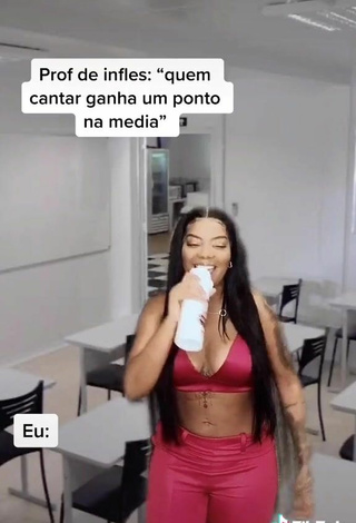 3. Sexy Ludmilla Oliveira da Silva Shows Cleavage in Pink Crop Top