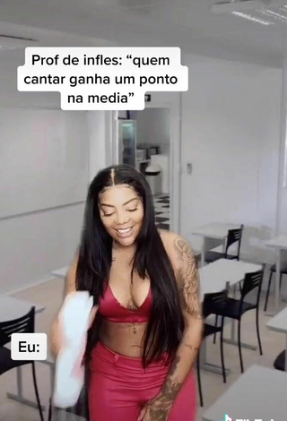 5. Sexy Ludmilla Oliveira da Silva Shows Cleavage in Pink Crop Top
