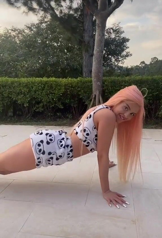 4. Sexy Luísa Sonza in Crop Top while Twerking