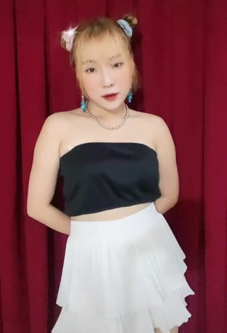 Sexy Truong Minh Hong in Black Tube Top