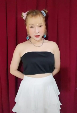 2. Sexy Truong Minh Hong in Black Tube Top