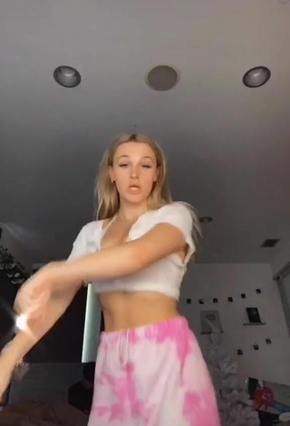 2. Erotic Madi Monroe Shows Cleavage and Bouncing Boobs in White Crop Top