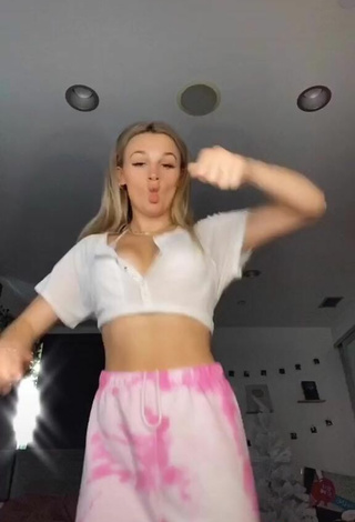 5. Erotic Madi Monroe Shows Cleavage and Bouncing Boobs in White Crop Top