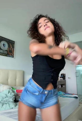 5. Amazing Malu Trevejo Shows Cleavage in Hot Black Top
