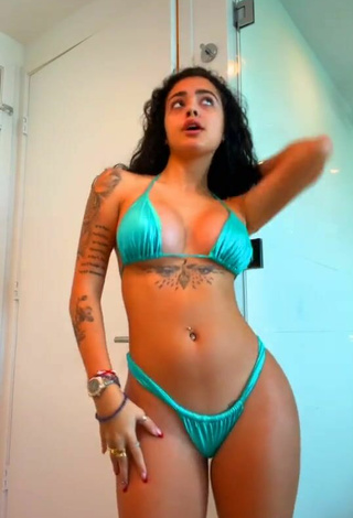 5. Breathtaking Malu Trevejo Shows Cleavage in Blue Bikini