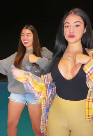 4. Sweetie Malu Trevejo Shows Cleavage in Top at the Swimming Pool