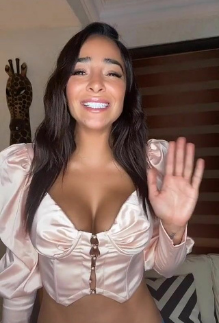 2. Sexy Manelyk González Shows Cleavage in Pink Corset