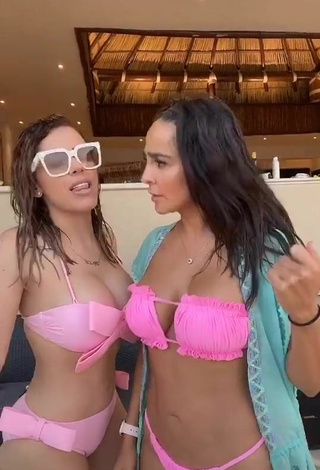 2. Pretty Manelyk González Shows Cleavage in Pink Bikini