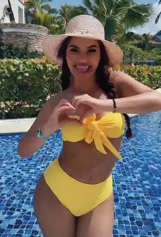 3. Cute Mariana d'Ávila in Yellow Bikini at the Pool