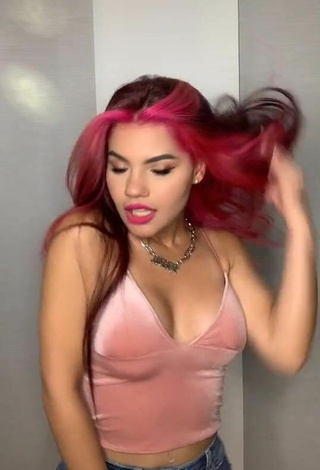 Sexy Mariana d'Ávila Shows Cleavage in Pink Crop Top
