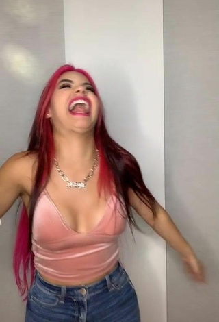 3. Sexy Mariana d'Ávila Shows Cleavage in Pink Crop Top