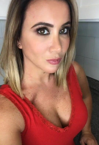 Sexy Mariazel Olle Casals in Red Top