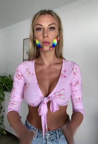 1. Cute Marta Mielczarska Shows Cleavage in Pink Crop Top
