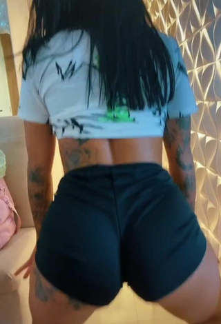 Hot Mirella Fernandez Shows Butt while Twerking