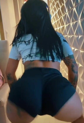 2. Hot Mirella Fernandez Shows Butt while Twerking