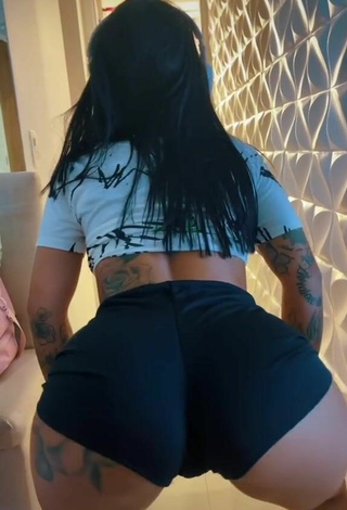 3. Hot Mirella Fernandez Shows Butt while Twerking