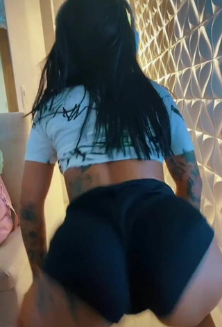 4. Hot Mirella Fernandez Shows Butt while Twerking