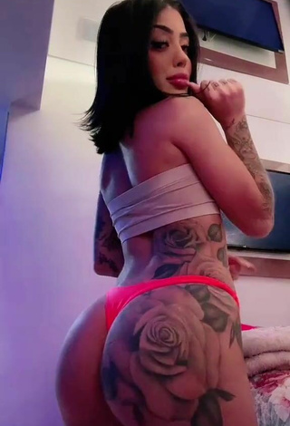 3. Sexy Mirella Fernandez Shows Butt