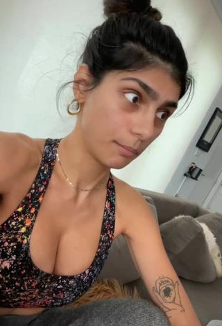 1. Sexy Mia Khalifa Shows Cleavage in Crop Top