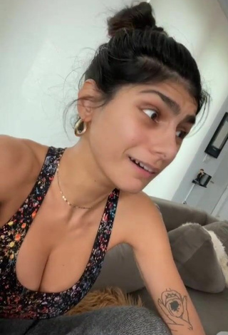 2. Sexy Mia Khalifa Shows Cleavage in Crop Top