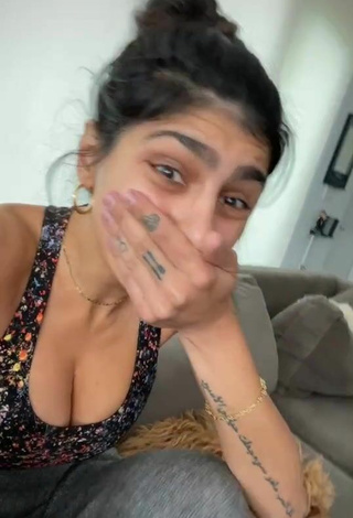 3. Sexy Mia Khalifa Shows Cleavage in Crop Top