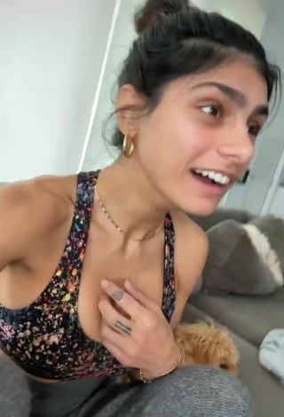 5. Sexy Mia Khalifa Shows Cleavage in Crop Top
