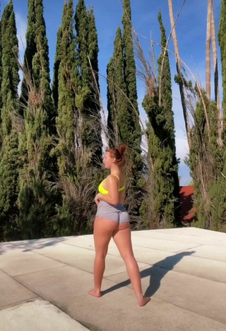 Alluring Mikaila Murphy Shows Butt while Twerking