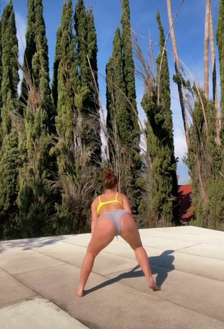 4. Alluring Mikaila Murphy Shows Butt while Twerking