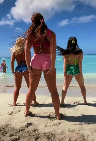 Amazing Mikaila Murphy Shows Butt while Twerking at the Beach