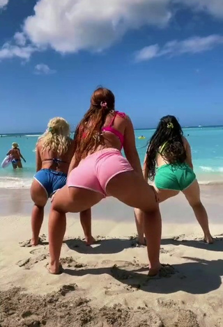 2. Amazing Mikaila Murphy Shows Butt while Twerking at the Beach