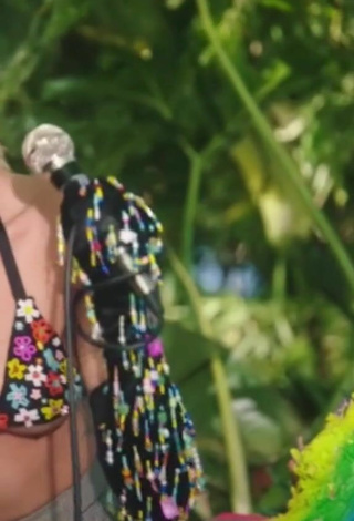 4. Sexy Miley Cyrus Shows Cleavage in Bikini Top